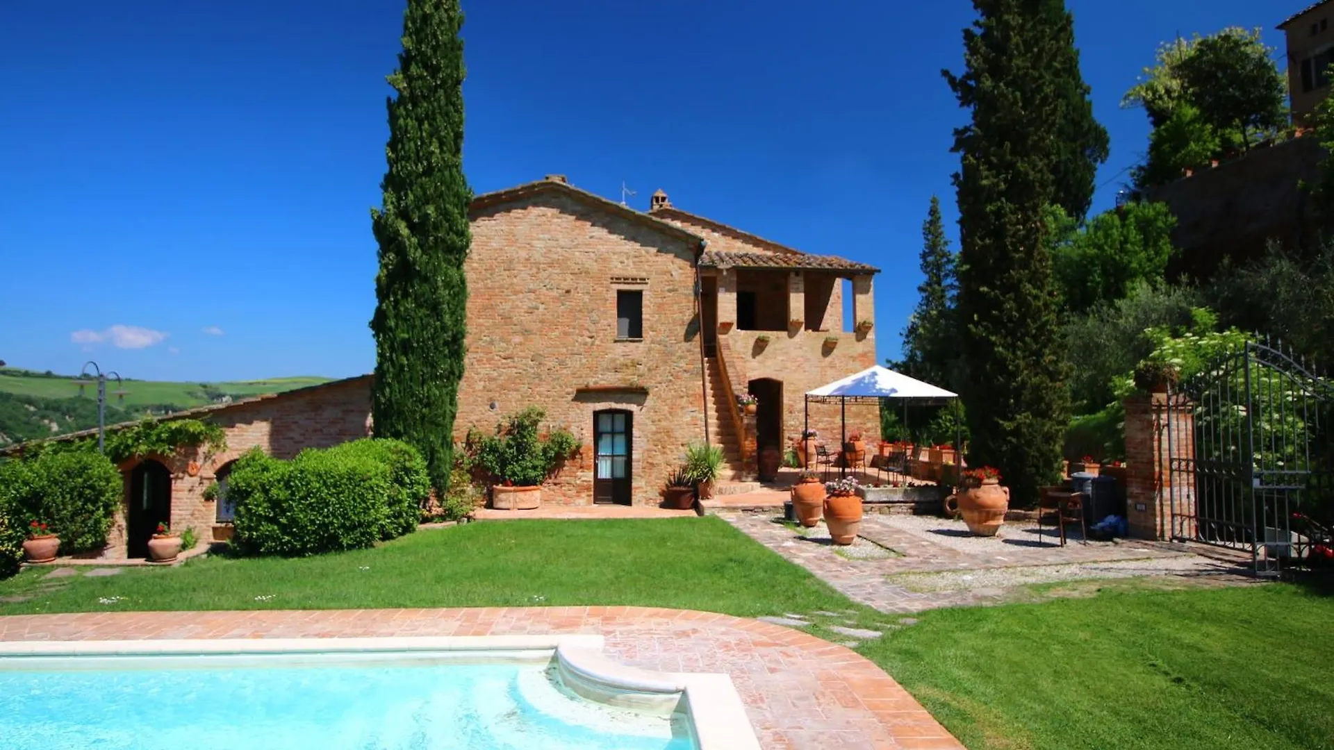 Attractive Farmhouse In Montalcino With Terrace San Giovanni d'Asso