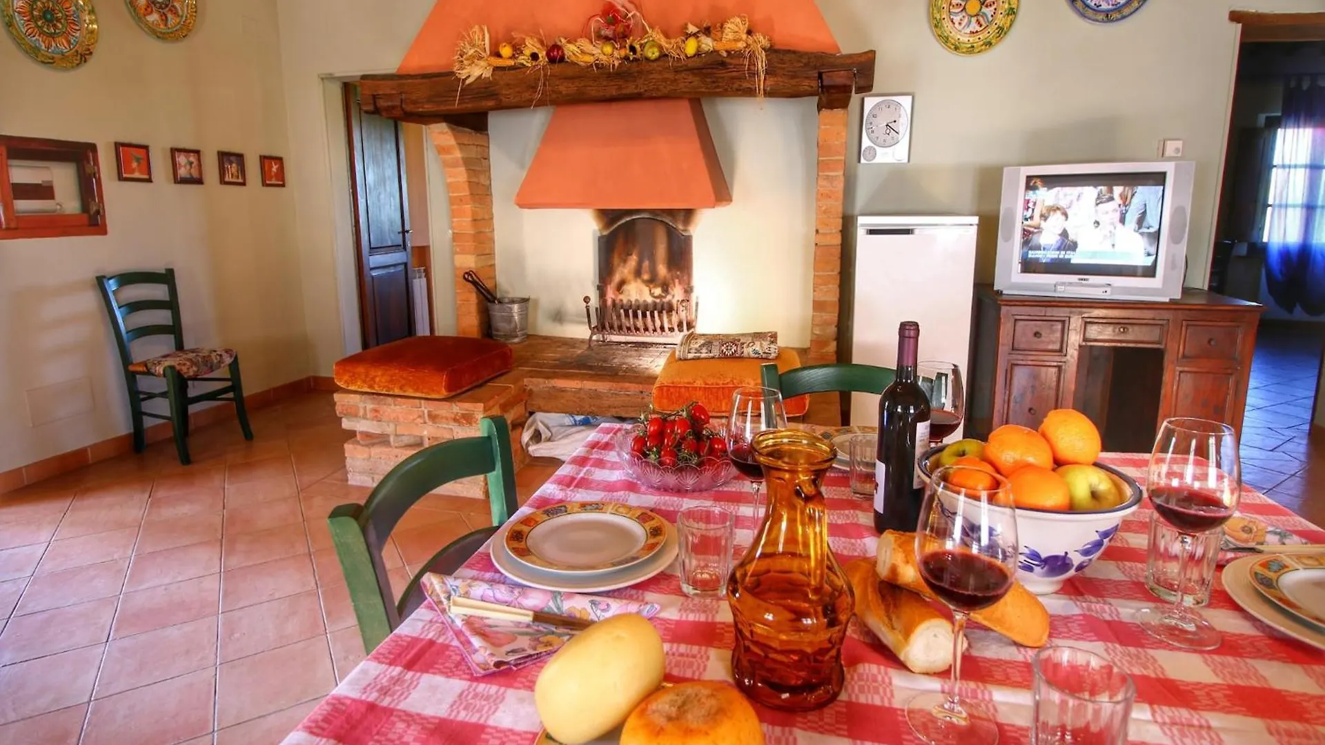 Attractive Farmhouse In Montalcino With Terrace San Giovanni d'Asso